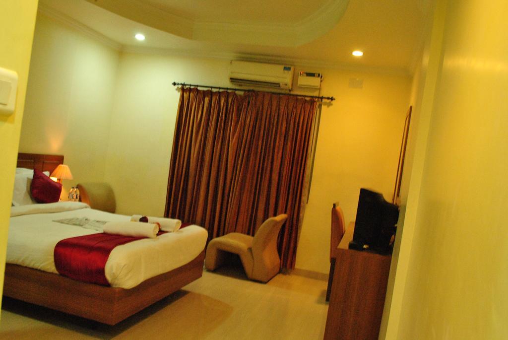 Hotel Sona'S Tiruchirappalli Екстер'єр фото